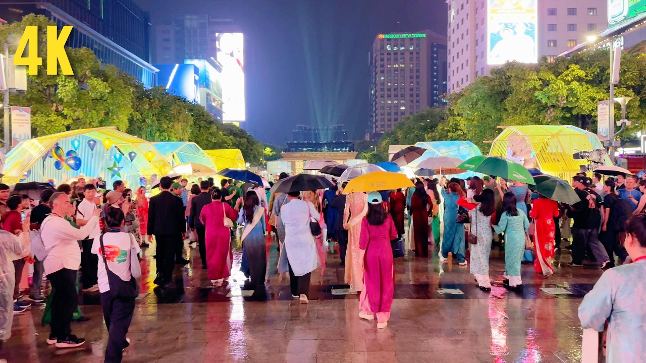 Trời Mưa Nhưng Phố Đi Bộ Nguyễn Huệ TPHCM Vẫn Đông Nghẹt - The 12th Ao Dai Festival HCMC 2026