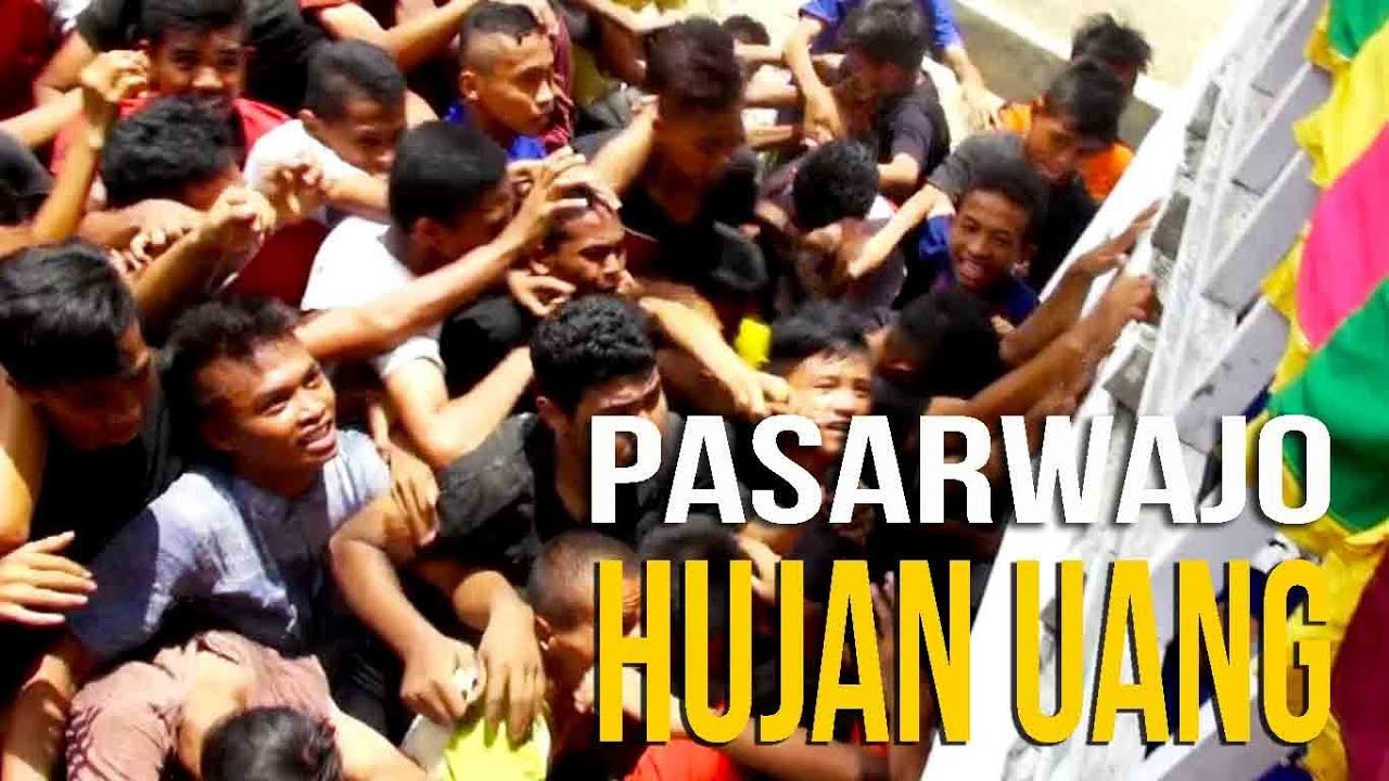 MERIAHNYA HUJAN UANG DIPESTA ADAT WEANOBOBA PASARWAJO
