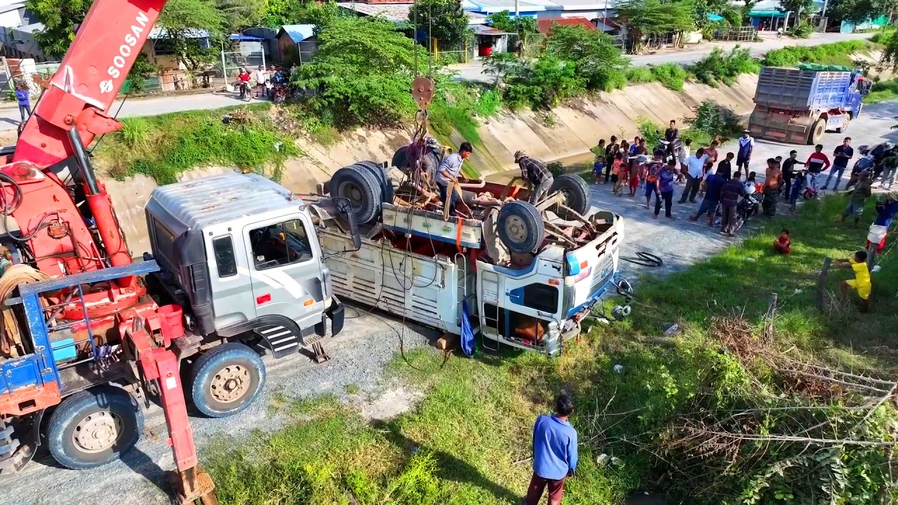 It's unbelievable that experts are working to successfully lift a truck that fell into a canal.