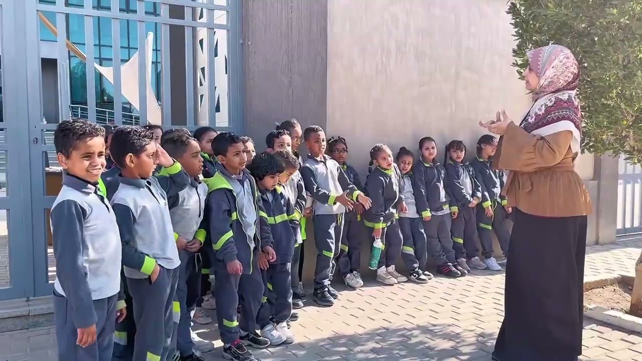 جولة صغيرة أمام المدرسة لكي يتمكن طلابنا من معرفة الفرق بين الشجرة🌳والشجيرة🪴والعشب 🌾