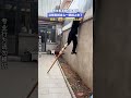 男生表演如何上高跷，没想到就这么一跳就上去了。网友：要想下来的话怎么办