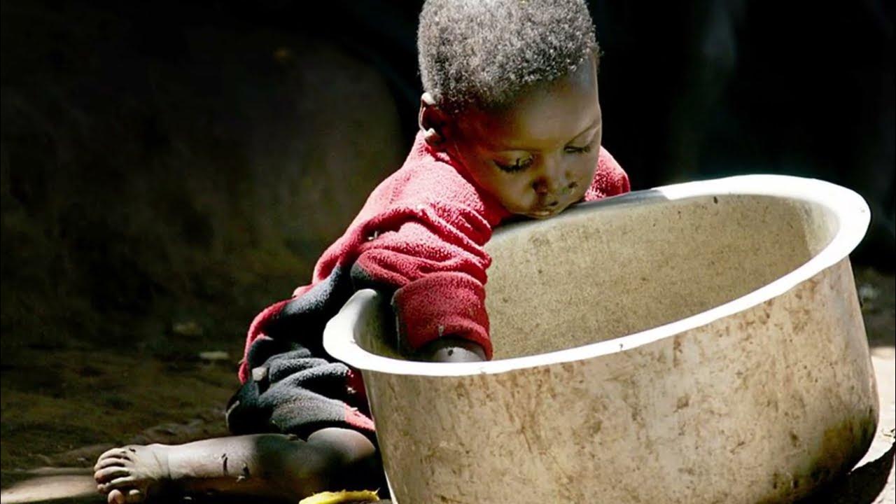 Голодный парень. Человек с тарелкой. Судан золотодобыча. Голодный мужчина. Голодная добыча.