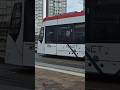 De R-NET tram komt aan in Scheveningen.