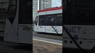 De R-NET tram komt aan in Scheveningen.
