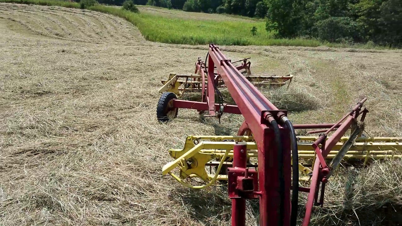 John Deere 4020 Raking with double rakes - YouTube