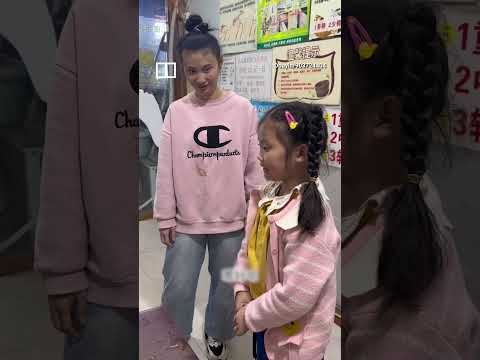 Little girl helps out as translator in deaf parents’ foot spa shop #shorts