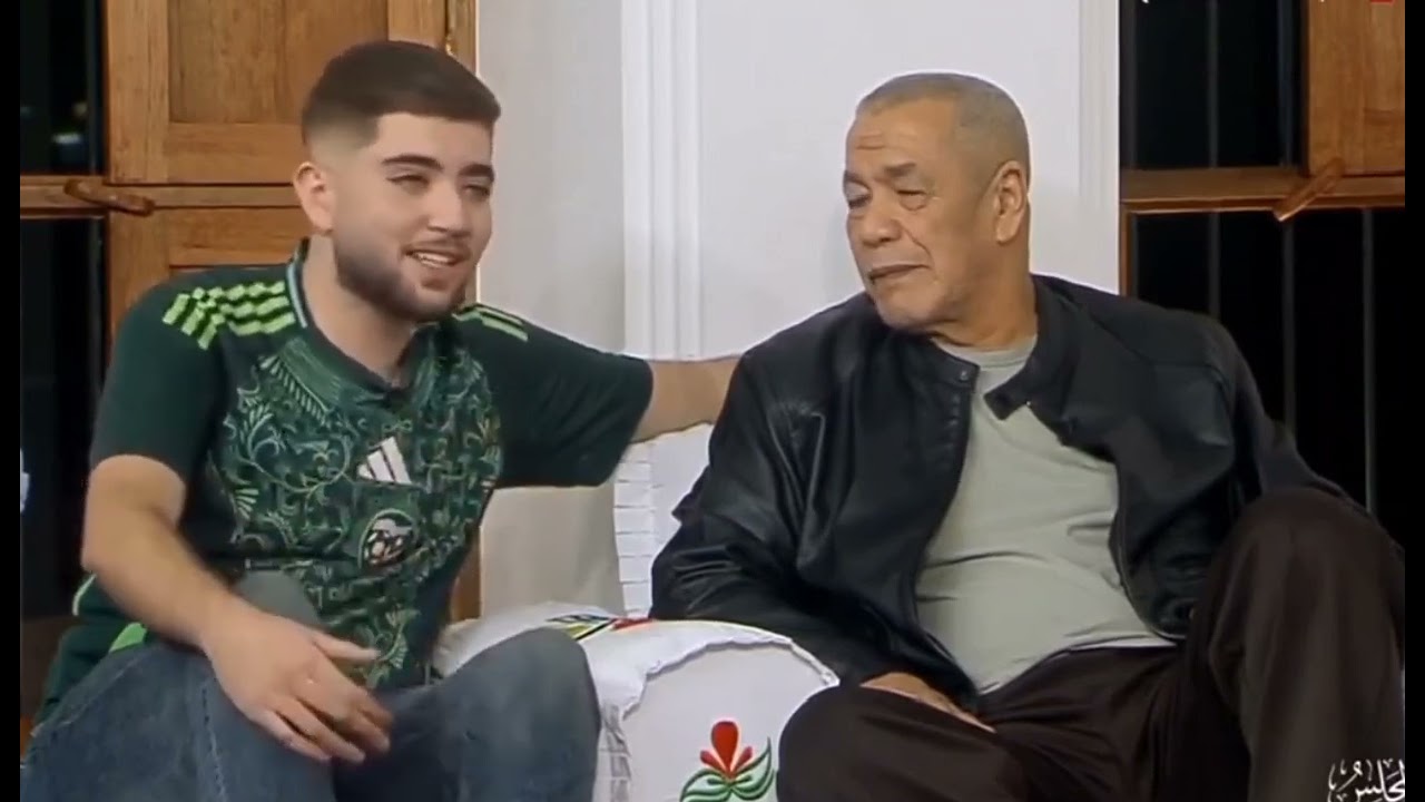 شاب جزائري يزور علي بن شيخ في المجلس سبق له ان التقى بيه منذ الصغر