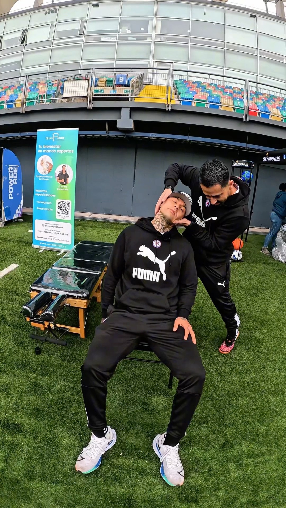 Atenci&oacute;n a un jugador en el estadio