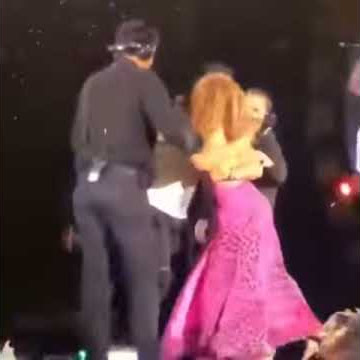 Fan se sube a escenario concierto de Shakira