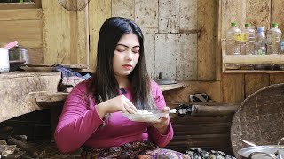 Jutaan Orang Pasti Menangis Makan Cuman Pake Garam  Janda Desa Tinggal Di Saung Tengah Hutan