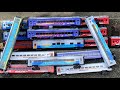 kereta cc206 melintas menarik gerbong panjang !banyak sekalia mainan kereta api di pinggir Rel
