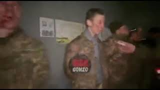 Rusya askerleri sigara ikram ediyor. #ukraine #russia #sondakika #keşfet  abone olabilir misiniz