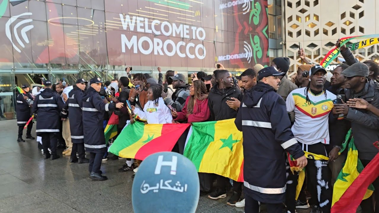 احتفالات الجماهير السنغالية أمام محطة القطار بالرباط أثناء انتظار وصول منتخبه