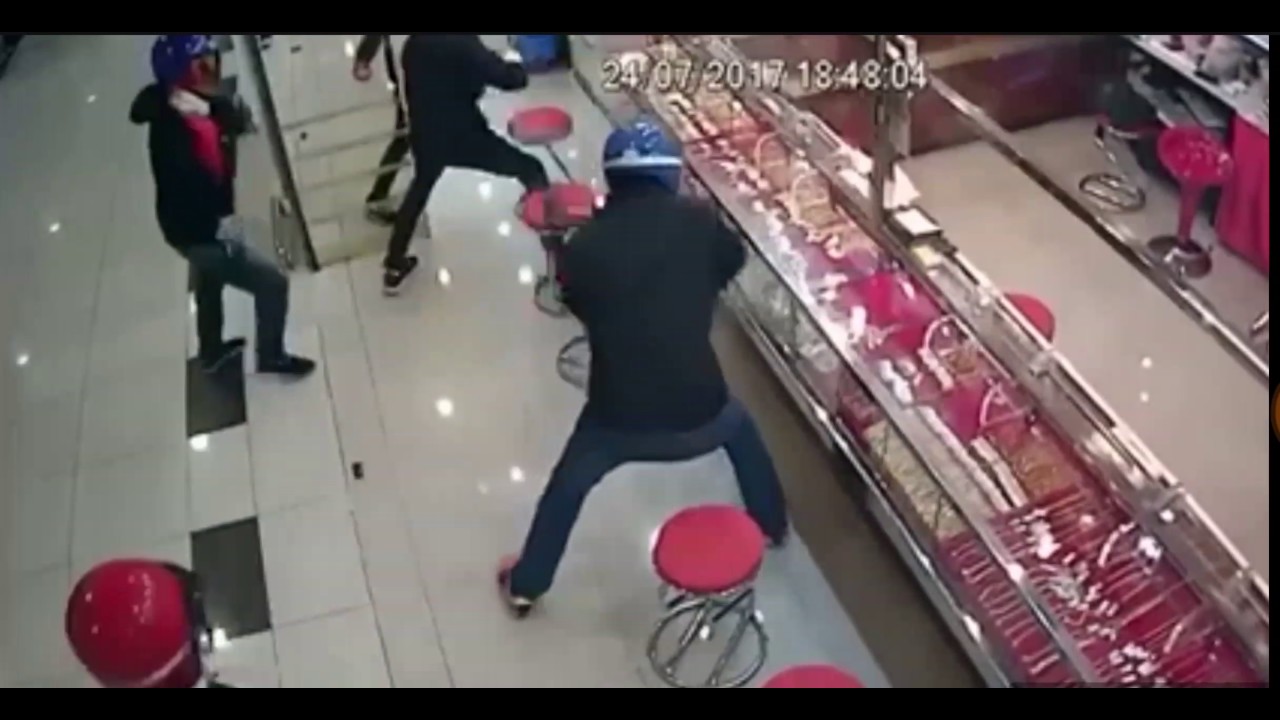 Robbery fail. Super hard bullet proof glass - YouTube