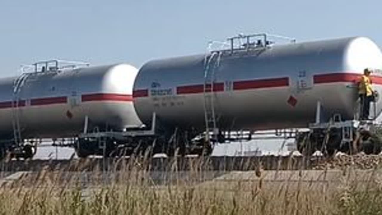 宅羊线鲁清专用线拍车 【2024.05.01劳动节拍车】益羊铁路宅羊线鲁清石化专用线山东高速DF8B5765推罐车通过 #铁路摄影 #羊口 #df8b #益羊铁路 #内燃机车永不落幕