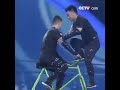 [예능쇼] 자전거를 타면서 인간탑을 쌓는 묘기 | CCTV 한국어방송
