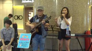 Miniatura del video "小紅帽 - 狼來了 (cover by Rhonda Chan) @Times Square busking 2016.07.01"