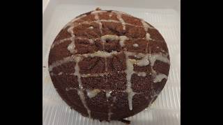 Making ginger cake with a lemon icing
