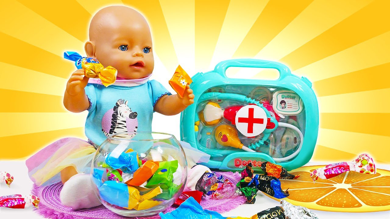 Baby Annabell doll needs help! Cooking toy food for baby born doll