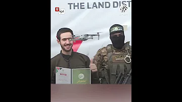 مشهد مثير محتجز إسرائيلي يقبل رؤوس مقاتلي كتائب القسام لحظة الإفراج عنه في النصيرات بقطاع غزة 