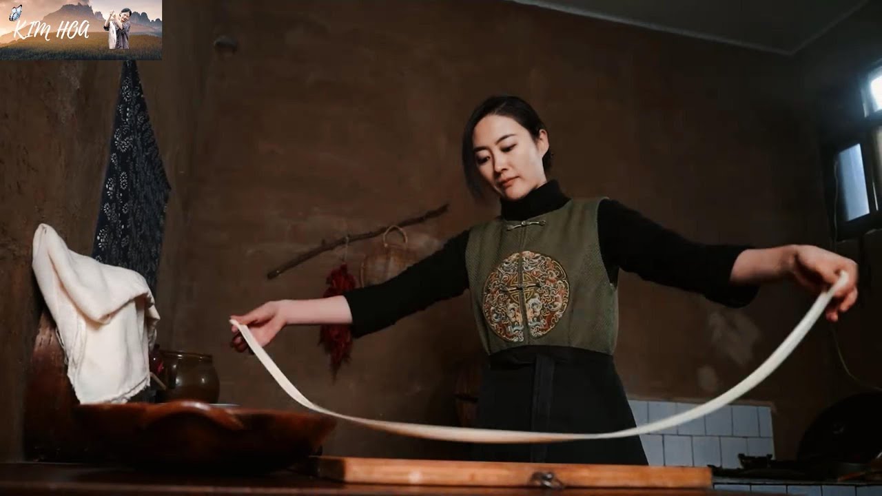 The traditional dishes of China are baked rolls and crab rice noodles 🌯 🍲 😋 