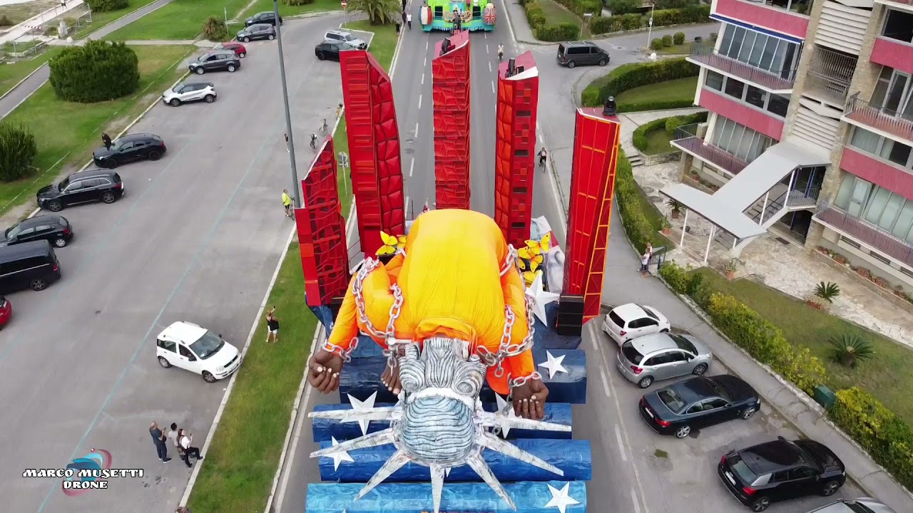 3°Corso Carnevale di Viareggio 2021...I carri fanno il loro ingresso sui viale a mare!..Drone by MM.