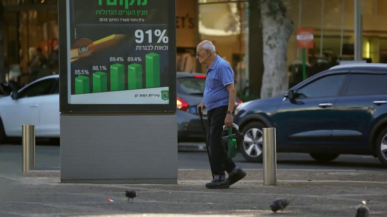 בן 88 מול הבנקים: המהפכה הדיגיטלית משאירה את הקשישים מאחור