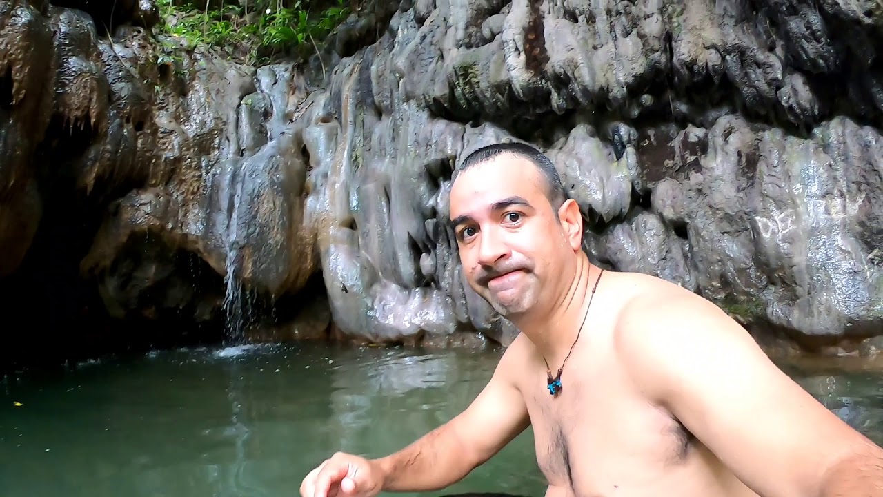 cascada con cueva en Panamá 