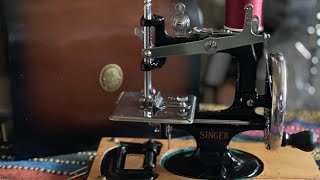レトロ　トイミシン ワインレッド Child's Sewing Machine Singer Vintage White and Red