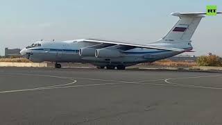 Кадры прибытия российских военно-транспортных самолётов на аэродром Эребуни в Ереване.