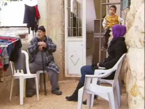 الجزيرة ترصد معاناة احدى العوائل الفلسطينية مع الجدار