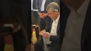 أوزغور أوزيل يمزق قرار إخلاء مقر حزب الشعب الجمهوري