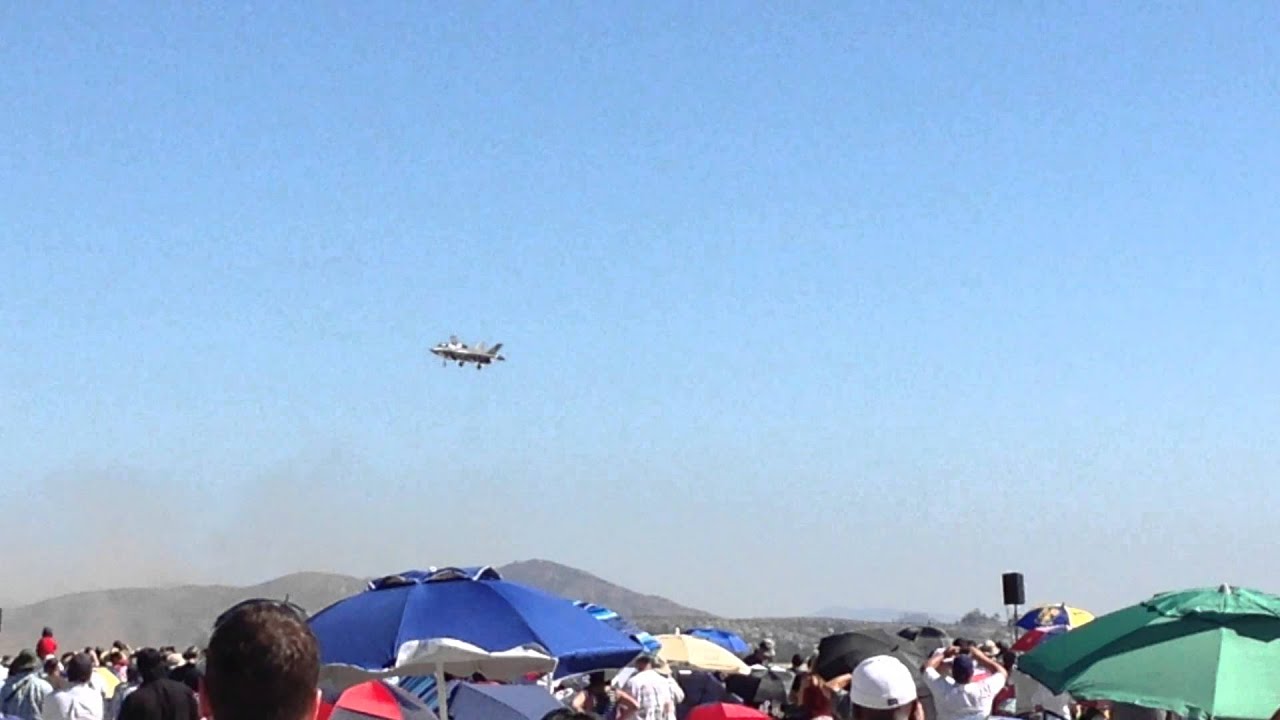 F-35 Jet Fighter, hovering, Miramar air show