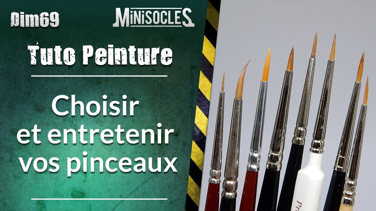 Pinceau à Poils Pour Peindre Et Réparer Ainsi Qu'une Figurine D'une Maison  Sur Fond Jaune