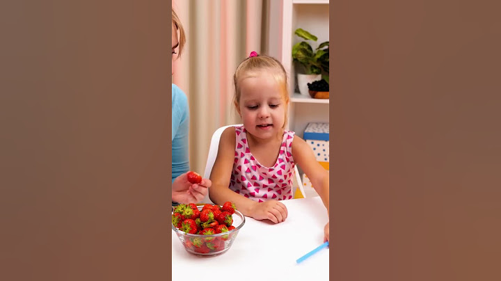 YUMMY YUM 🤭 Quick Eating Strawberries Flyhack 🍓 by 123GO! HACKS #parenting #hackspainting