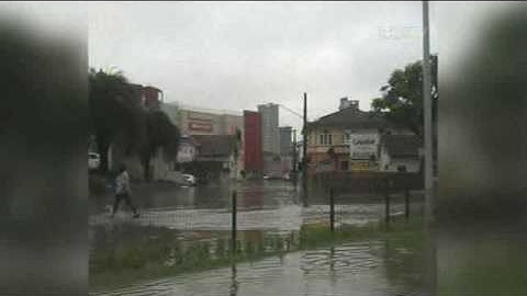 Chuva provoca alagamentos em Joinville
