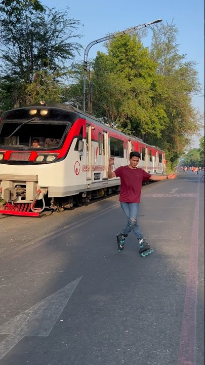 KOK BISA KERETA LEWAT JALAN RAYA?? #shorts
