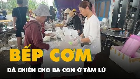 Bếp cơm dã chiến nấu hàng nghìn suất cơm nóng trao cho bà con ở tâm lũ Hòa Thịnh