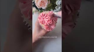Amazing floral cupcake piping design