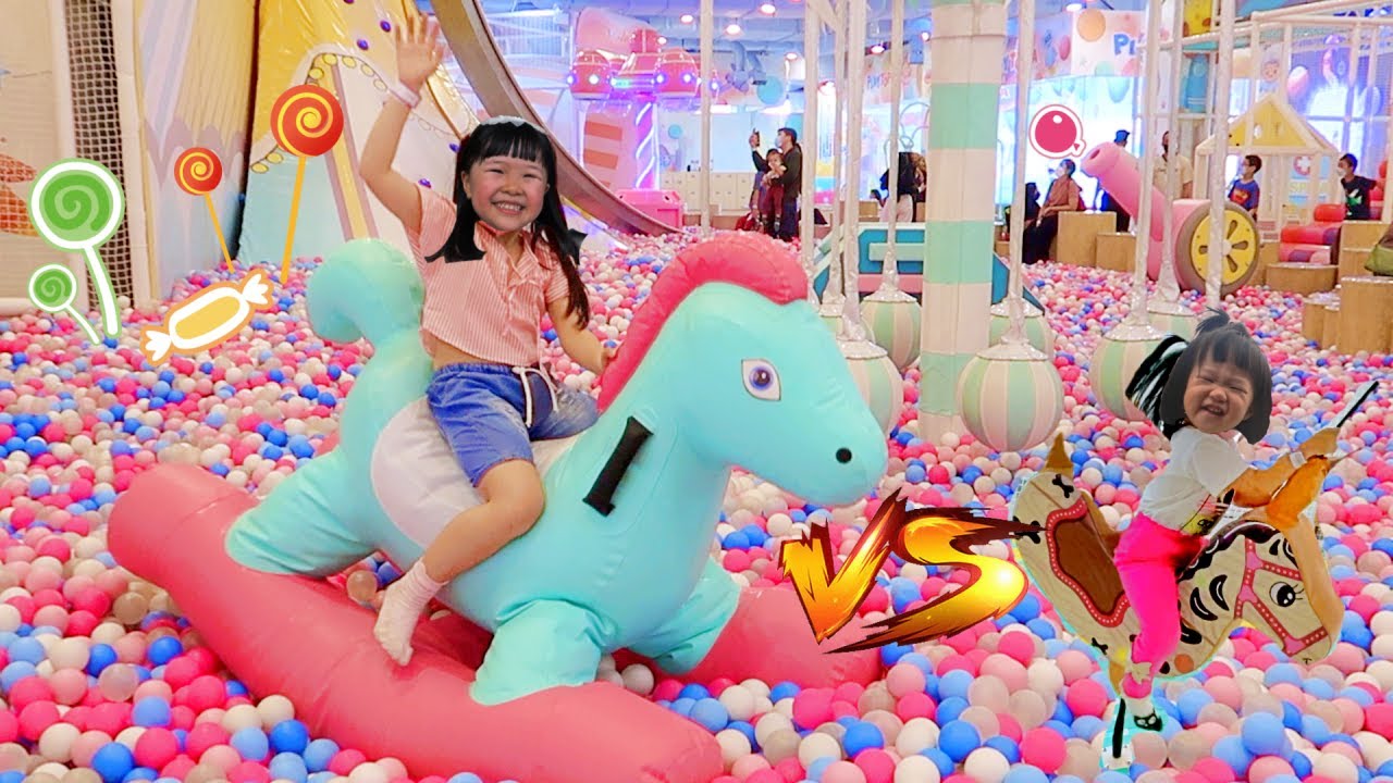 Main Kuda Kudaan Balon di Mandi Bola - Playground Anak Perosotan Warna Warni