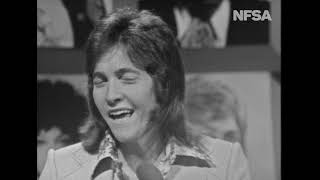 Jeff Phillips performs &#39;Wrong or Right&#39; on the last episode of Happening 72,11 November 1972.