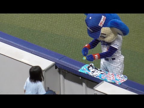 自分の「勝夏ラバーバンド」を女の子にプレゼントをするドアラ　でもタオルはあげられないから絶対に買ってね！頼むね！　中日ドラゴンズVS横浜DeNAベイスターズ　2023.8.27