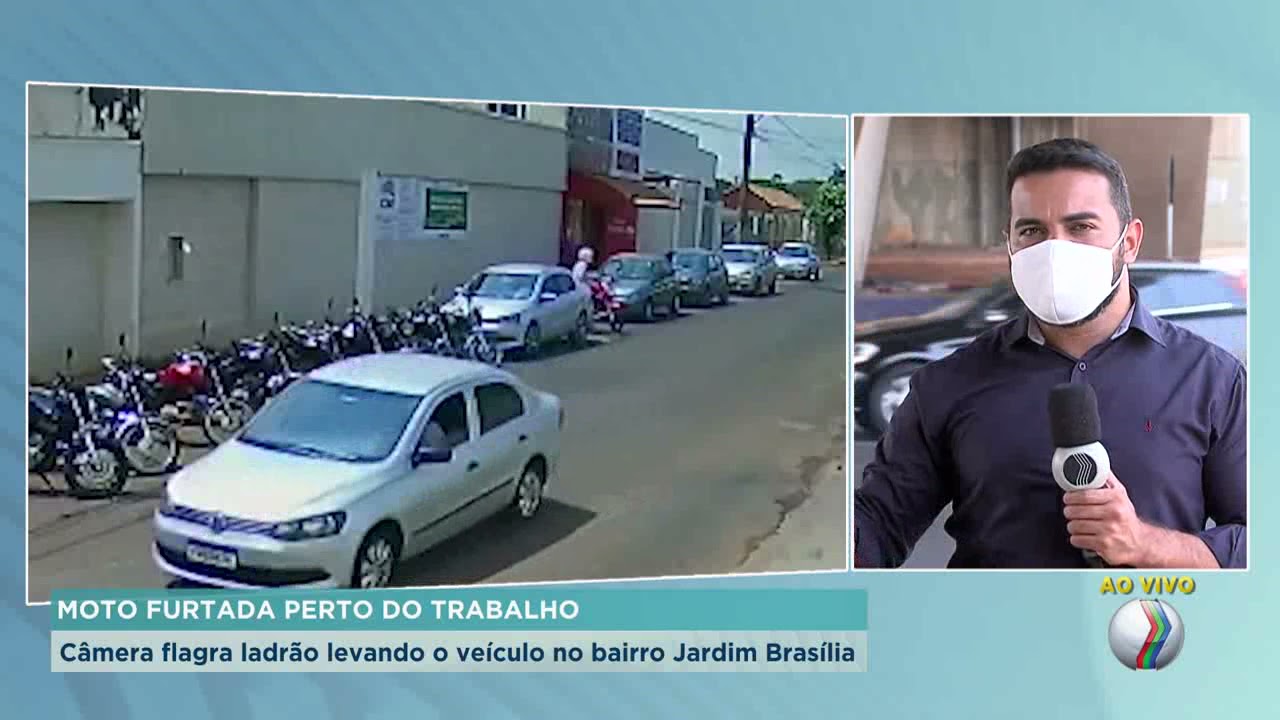 Homem joga moto contra porta da Câmara Municipal de Uberlândia; veja vídeo