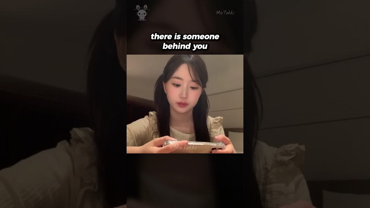 Someone is behind you 😲 