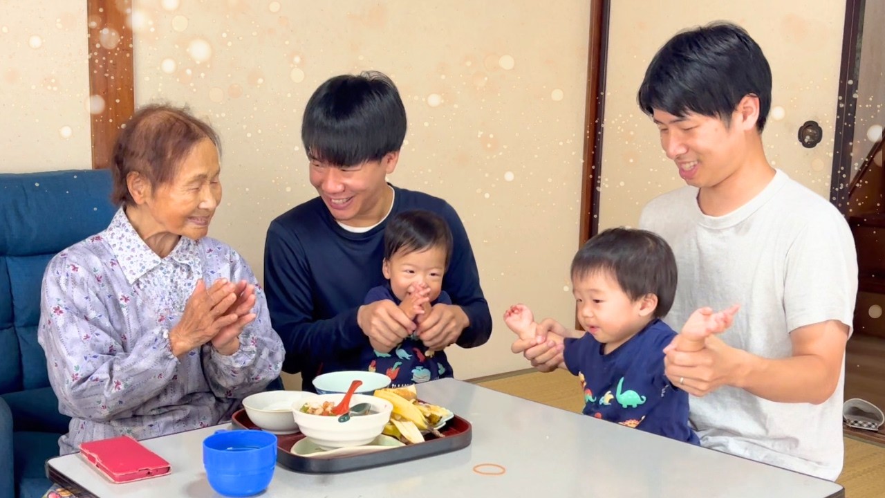 婆のあばら家　英4枚 Close-up] A 94-Year-Old Grandma Spends the Afternoon with Her Twin