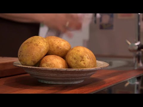 Video: Sådan Bages Kartofler I En Langsom Komfur