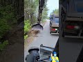 proses pembersihan tanah di pinggir jalan menggunakan excavator truck #excavator #truck #shorts #fyp