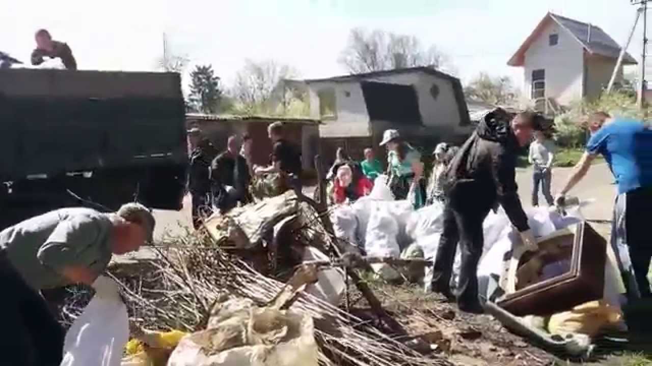 Погрузка мусора \"груз-белый\" на субботнике в Броварах. Ул. Какинаки ...