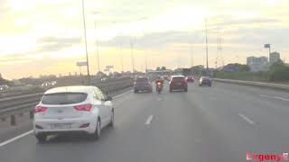 Хулиганы кинули стаканчики в мотоциклиста