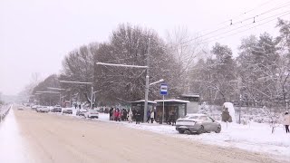 Сильный снегопад в Алматы: движение на дорогах парализовано